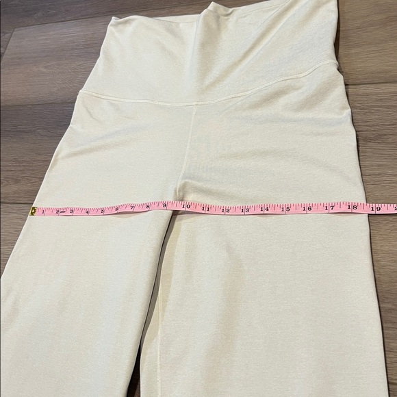 Vuori Light Cream Lounge Pants Buttery Soft Size Medium Wide Leg - Picture 7 of 11